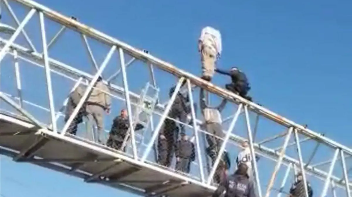 13 WEB Hombre intenta lanzarse desde puente peatonal